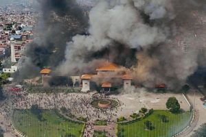 Los gobernantes se acobardan mientras las masas nepalíes intentan acabar con el sistema