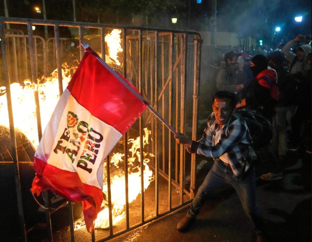 “Que se vayan todos” – el hartazgo social en Perú se lleva por delante a la presidenta golpista Boluarte