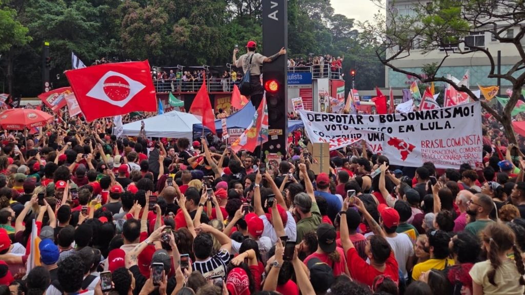 Las calles derrotaron a Flávio Bolsonaro y una ola de radicalización sacude a Brasil